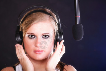 女孩在唱摇滚歌曲用麦克风耳机图片