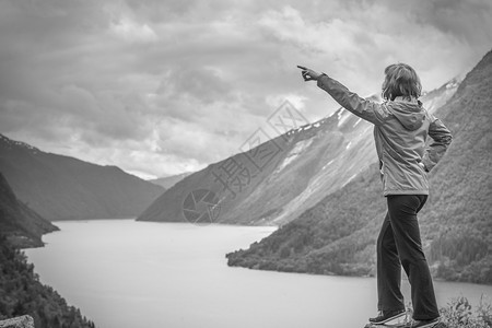 旅行概念游女客在挪威的美丽山地风景黑白相照图片