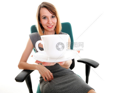 快乐兴奋的年轻女商人放松在办公椅上放松孤立在白色上图片