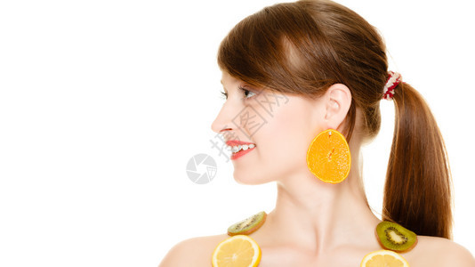 快乐的女孩带着项链和耳环鲜柠檬水果孤立在白色上年轻女建议健康的食物和营养图片