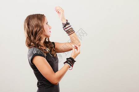 身戴多条手镯首饰项链的年轻美女图片