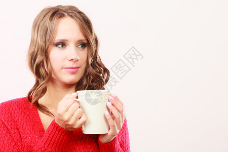 长发红色秋天毛衣带着白杯咖啡加热饮的白杯子图片