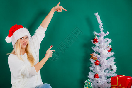 在圣诞树上装饰的女郎在树上装饰的女郎图片