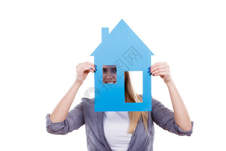 拥有财产和概念拥有蓝纸房搬到新家的快乐女人拥有蓝纸房的快乐女人图片