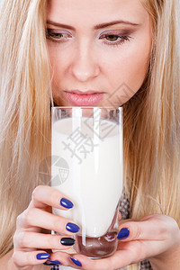 健康的饮料良好营养完美早餐概念妇女喝玻璃牛奶图片