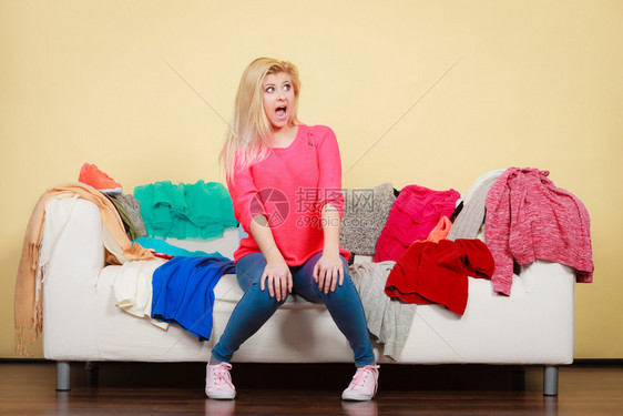 震惊的女人不知道坐在乱七八糟的沙发上穿什么衣服女人不知道坐在沙发上穿什么衣服图片
