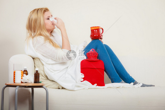 生病季节毒问题概念睡在沙发上患流感的妇女生病睡在沙发上患流感的妇女生病图片