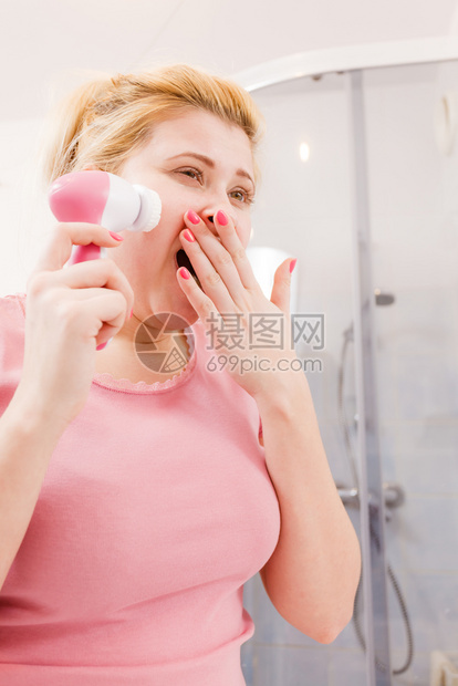 深清洁脸部工具概念睡妇女使用面部清洗刷机打哈欠妇女睡使用面部清洗刷图片
