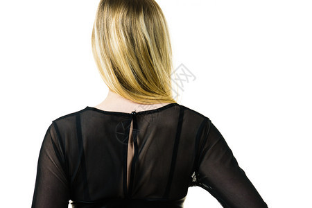 身穿黑色透明网格衬衫有洞细节的妇女背视镜图片