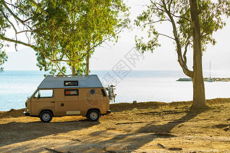 旅游度假和行希腊海滨岸的野营车滩岸的野营车背景图片