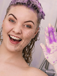 女在头发上涂彩色洗水女有紫色洗发制品在家里染金色女在头发上涂彩色洗水图片