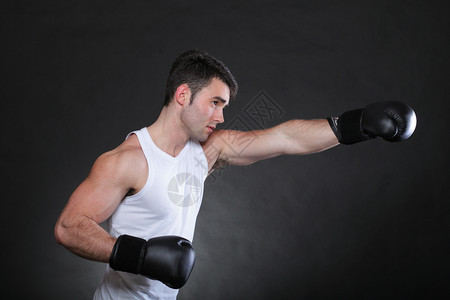 在黑暗背景下工作室的肖像运动员拳击手背景图片