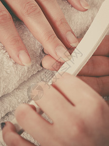 美容疗养修指甲概念的妇女图片