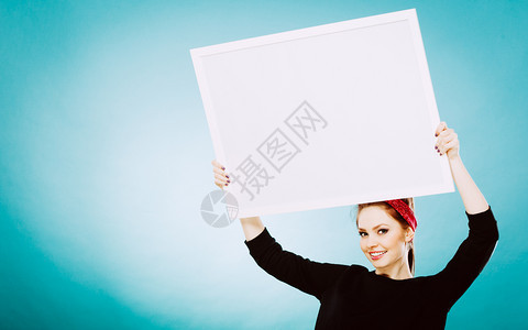 广告概念青少年微笑的女孩与空白演示板年轻女学生在横幅上签名的广告牌复制文本空间白演示板的女孩图片