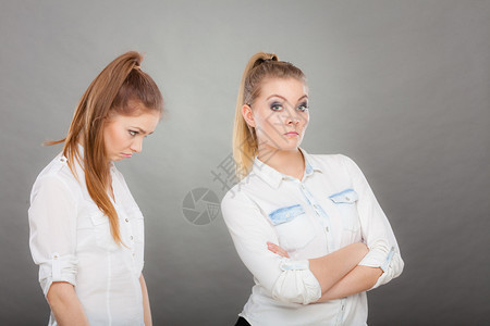 女在争吵后向被冒犯的朋友道歉人际冲突恶劣的关系友谊困难的概念图片