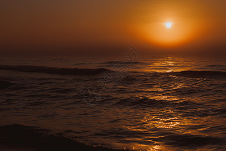 夜晚海平面上惊人的多彩红色日落宁静的场景自然背风海面上美丽的红色日落图片