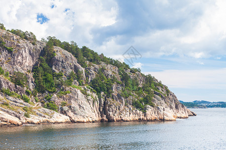 南斯堪的纳维亚欧洲美丽的海景平面和诺维吉亚石块海岸线图片