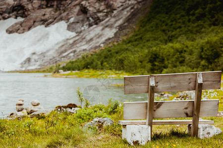 Norwegian山区湖边的木板凳山区湖边的木板凳图片