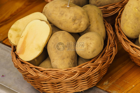 柳条篮子里许多土豆的特写镜头素食健康食品概念柳条筐土豆图片