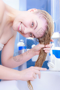 快乐的女士有湿金发积极女要洗头发了湿的金图片