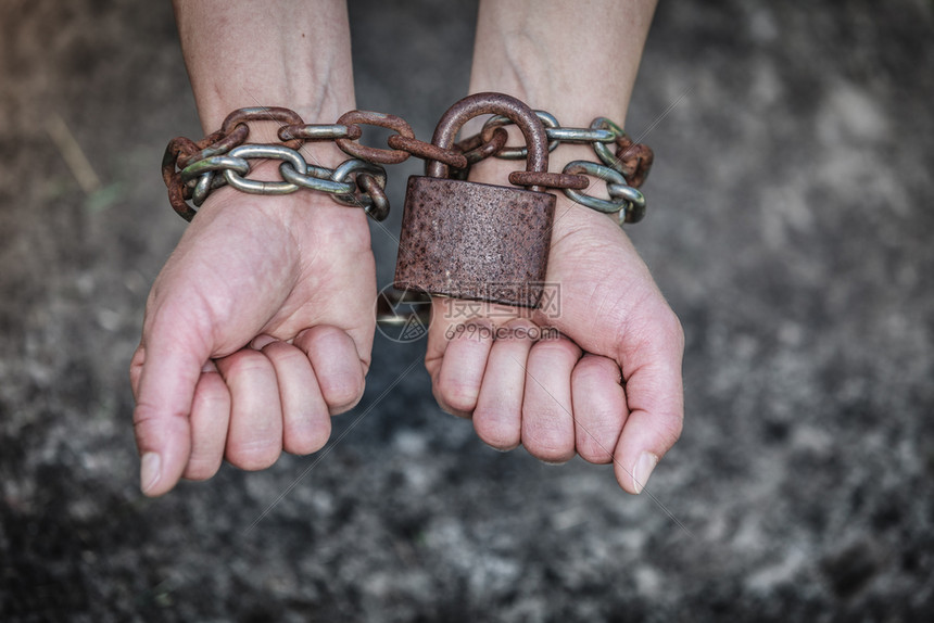 犯罪逮捕监禁概念紧身女人手绑锁在背上图片