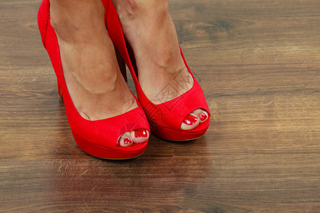 女时装紧贴红色高跟鞋穿着女腿的时装鞋图片