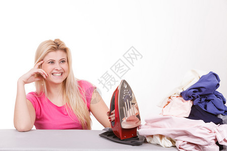 家庭义务工作概念快乐妇女拿铁准备熨烫图片