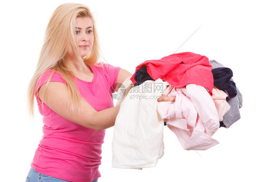 家庭义务完美主妇概念女洗衣服准备熨烫后拿一堆折痕衣服妇女拿一堆折痕衣服妇女拿一堆折痕衣服图片