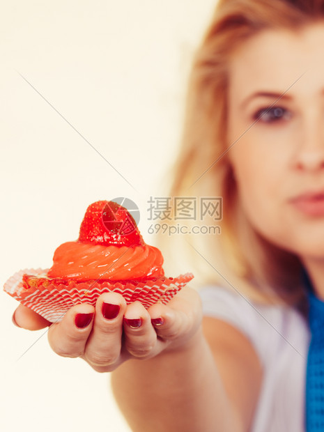 糖果垃圾食品糖诱惑的饮食观念脖子上缠着卷尺手里拿着香甜可口的草莓蛋糕的女人拿着卷尺拿着甜蛋糕的女人图片