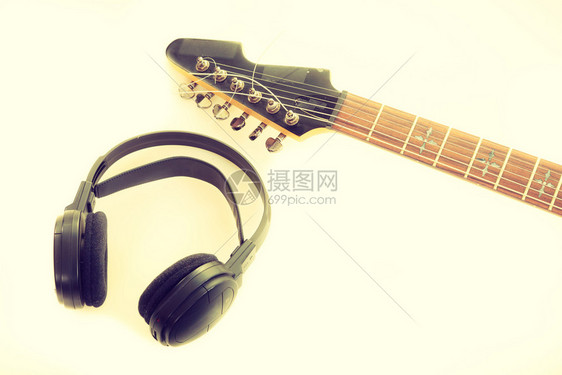 音乐家设备电黑吉他弦和大耳机可以随时使用音乐设备可以随时使用图片