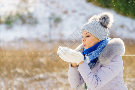 女穿着温暖的服装在冬天穿着温暖的服装图片