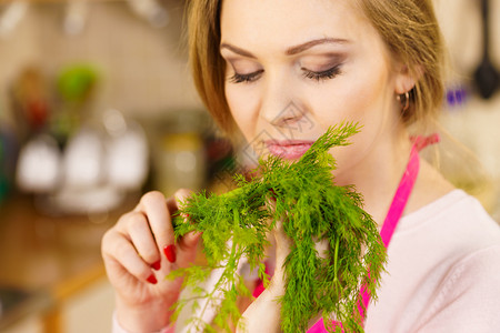 闻到刺鼻气味的表情图片