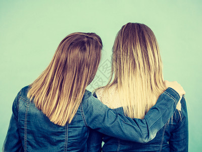 金发背影友谊家庭爱概念两个女人拥抱的背影背景