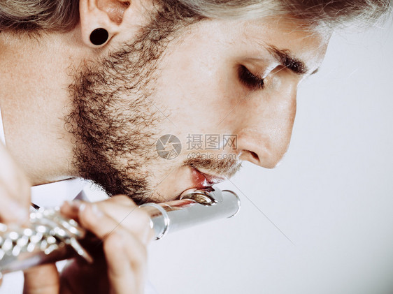 吹长笛的男者演奏职业男吹长笛的音乐演奏者图片