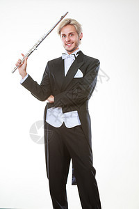 穿尾衣的年轻优雅男子拿着乐器穿尾衣的男风笛手拿着长图片