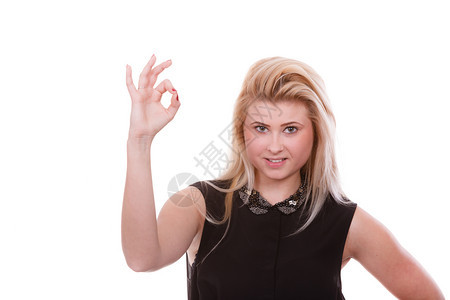 迷人的金发女用手指显示一个不错的手势金发女人显示一个不错的手势图片