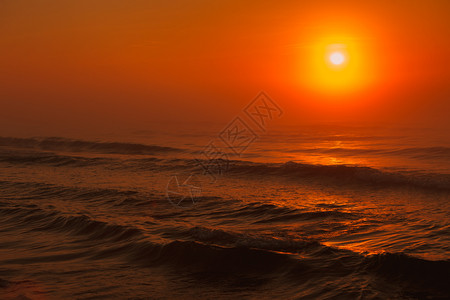 夜晚海平面上惊人的多彩红色日落宁静的场景自然背风海面上美丽的红色日落图片