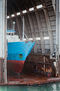 码头在大型漂浮干陆码头进行修理的船坞维修干码头图片