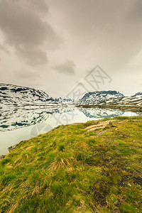挪威远足地区风景优美的山脉观丘和冰冻的湖泊挪威风景山脉与冰冻的湖泊图片
