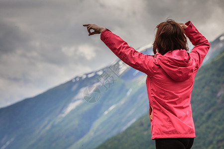 旅行概念游女客对挪威美丽的山地风景fjordsfjords用手指看和着图片