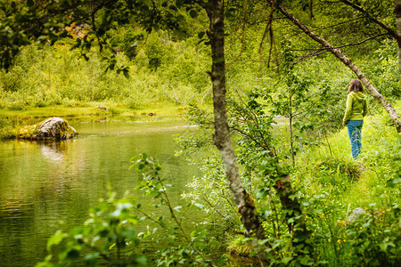 河岸的旅游妇女夏天的美丽大自然来挪威的照片河岸的旅游妇女图片