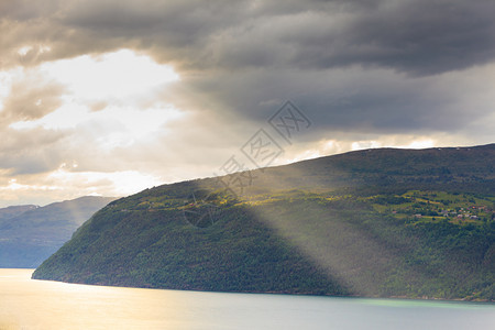 挪威斯堪的纳维亚欧洲SognogFjordane县NordfjordNordfjord附近Utvik的山脉景观日落美丽的大自然挪图片