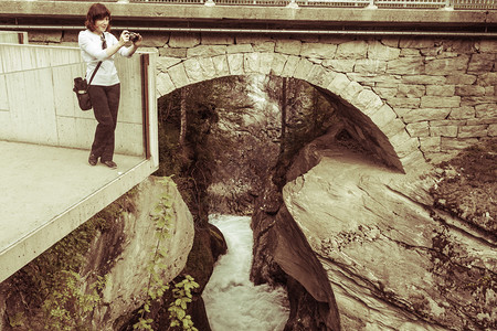 挪威的旅游景点欧洲摄影女师在瓜德勃朗斯朱韦特瀑布上拍摄照片在瓦尔达和特罗斯提根之间的瓦尔达林谷图片