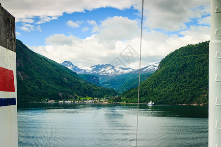 挪威斯堪的纳维亚欧洲山地景观和海湾从渡轮上看到的Norddalsfjorden图片