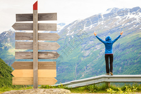 旅游度假和行在露营地点的旅游妇女在挪威斯堪的纳维亚夏季在方向上签字在挪威旅游妇女享受山区风景图片