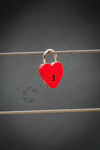 红爱心型锁在户外的桥上背景模糊红爱的锁在户外桥上图片