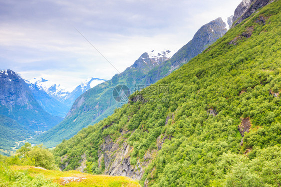 旅游度假和夏季山地景观和顶的雪峰挪威斯堪的纳维亚挪威山地景观图片