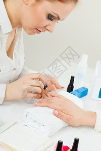 职业和工作美容健康概念年轻女美容师为客户做指甲美容师注重完结果容师做指甲图片