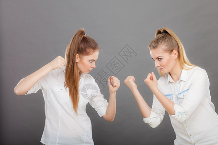 两个女青年争吵愤怒的女孩互相喊叫对方拳击愤怒的女孩拳打脚踢愤怒的女孩拳打脚踢图片