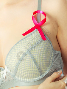 保健医药和乳腺癌认识概念穿胸罩的年轻女带有粉色丝标志与蓝色对抗穿胸罩的妇女带有乳腺癌认识丝带图片